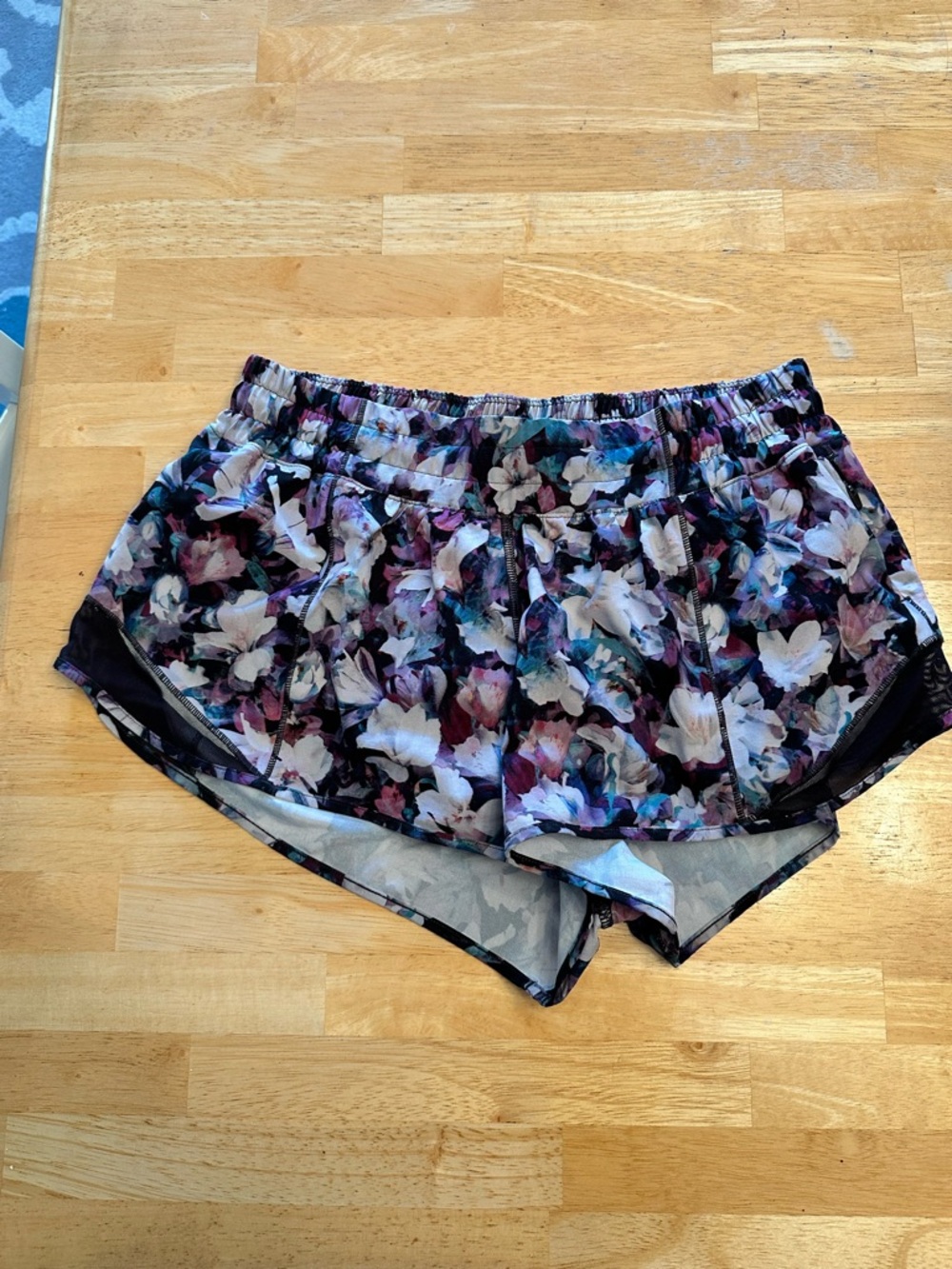Lululemon hotty hot shorts size 8